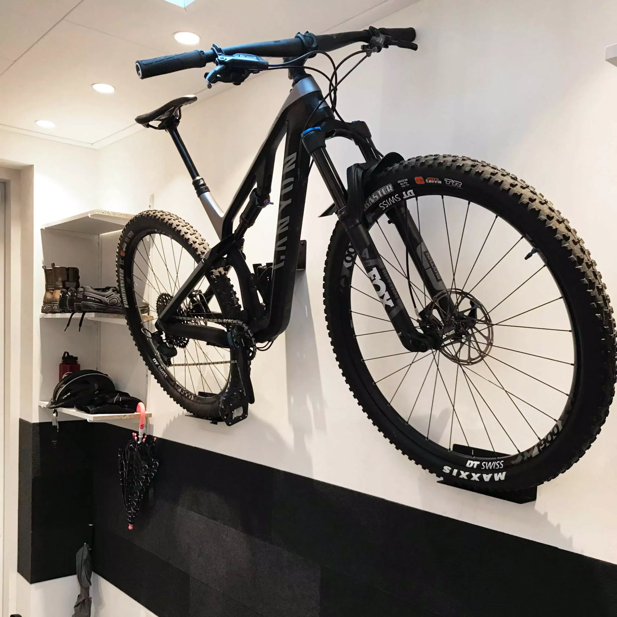 Flowter Pedaalhanger met een full suspension MTB