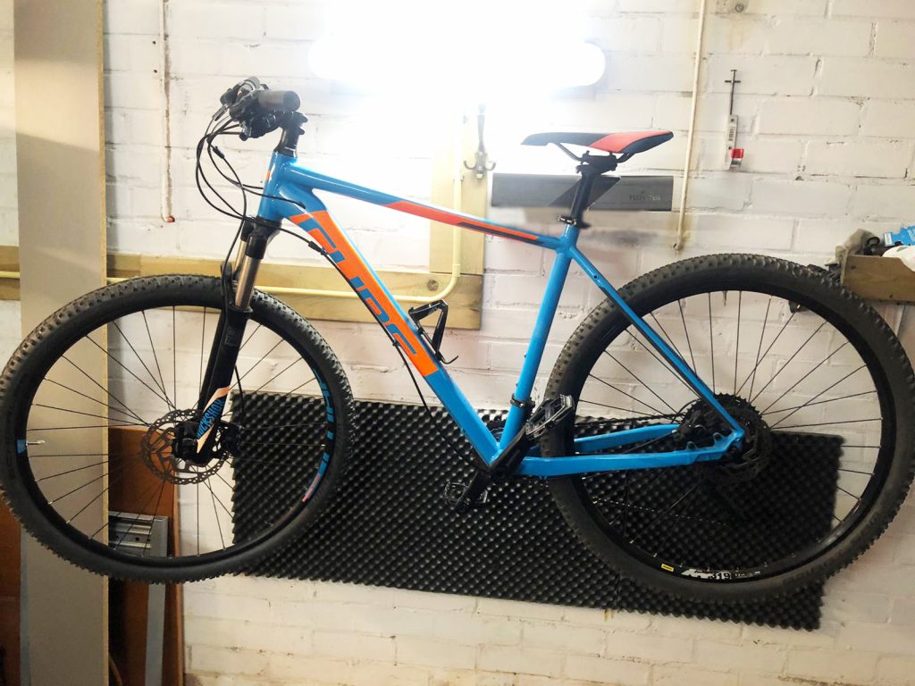 Flowter fiets zwever in een schuur