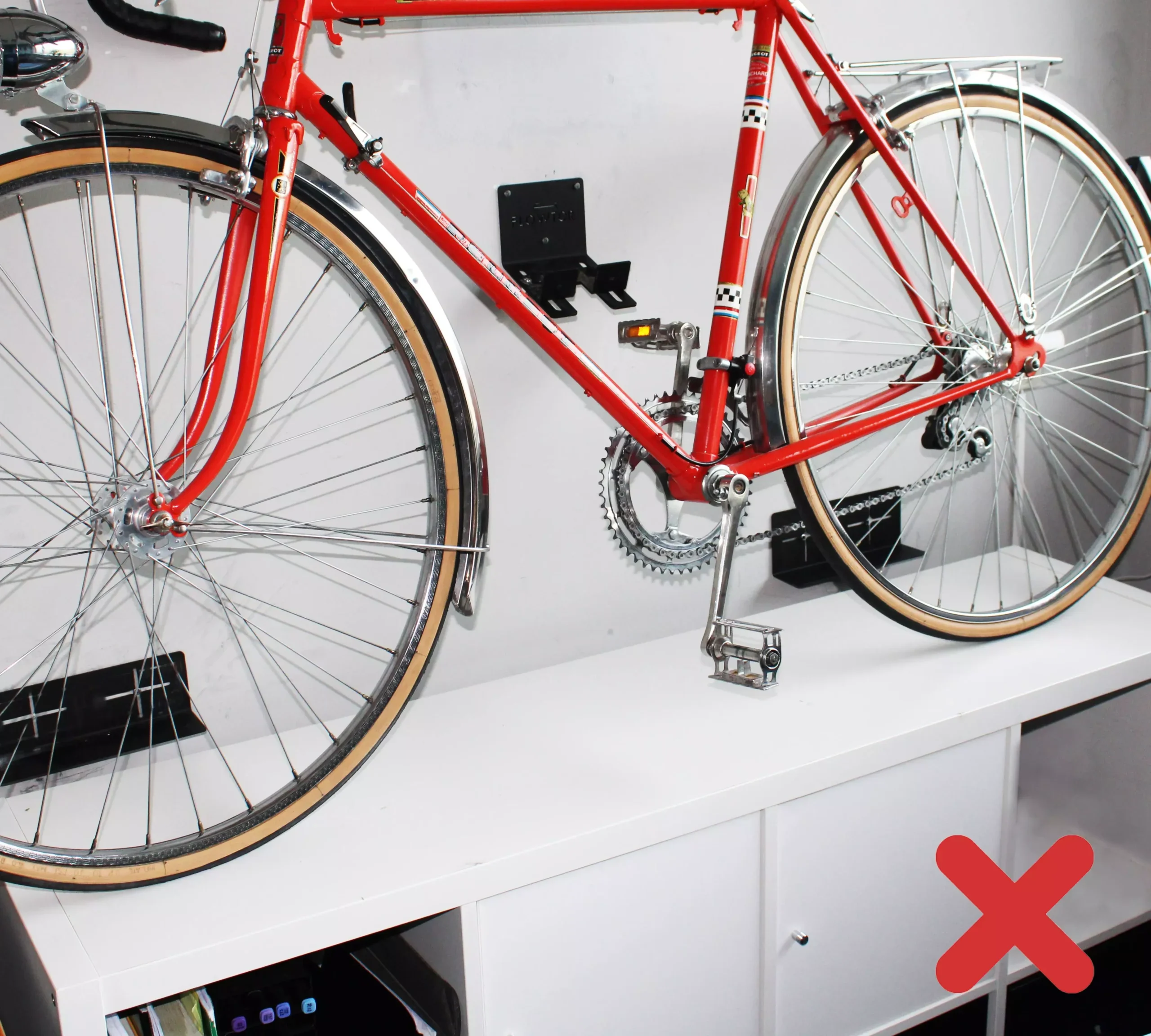 Flowter trapper hanger op een kast met verloren ruimte