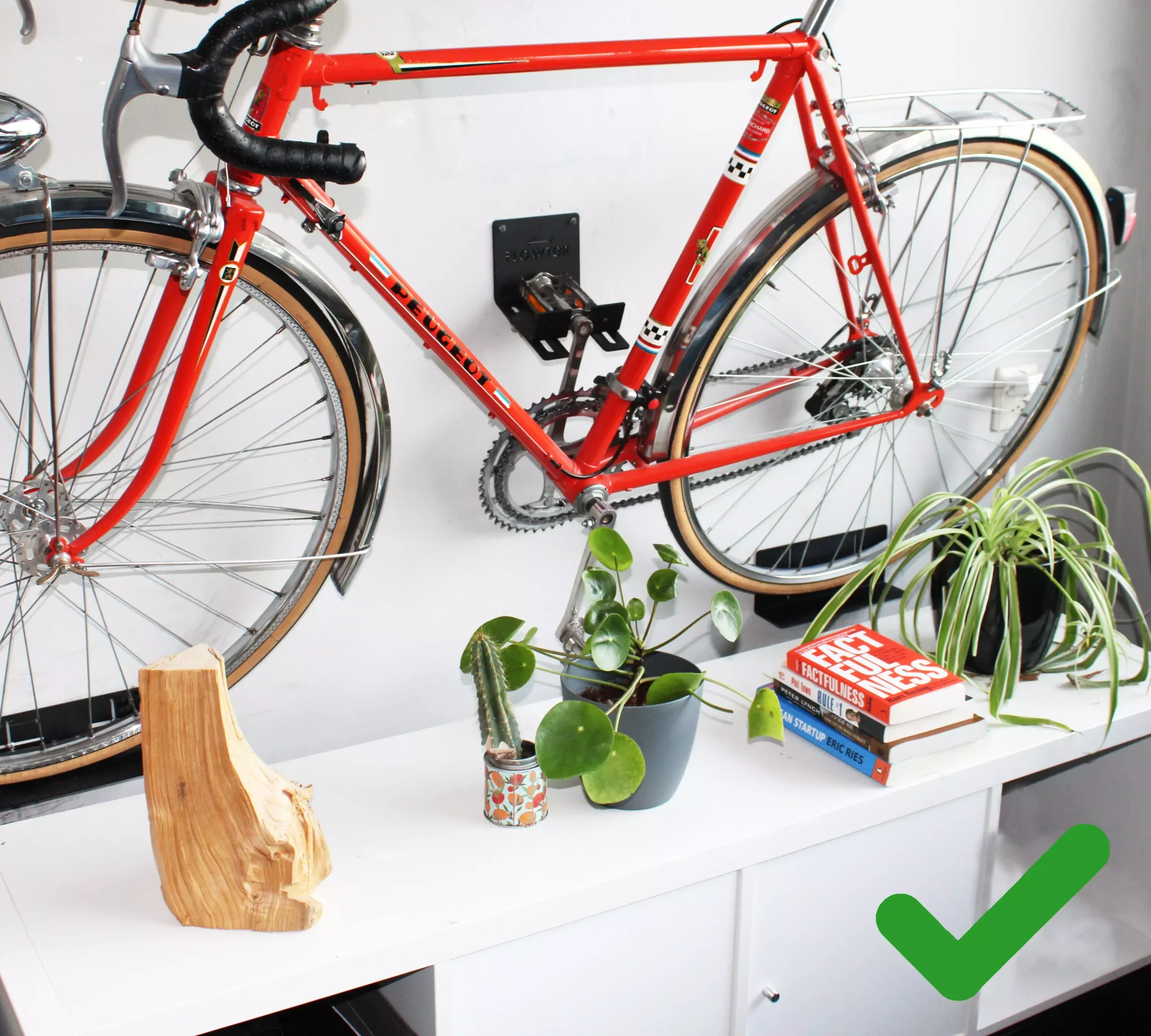 Flowter trapper hanger op een kast met verloren ruimte