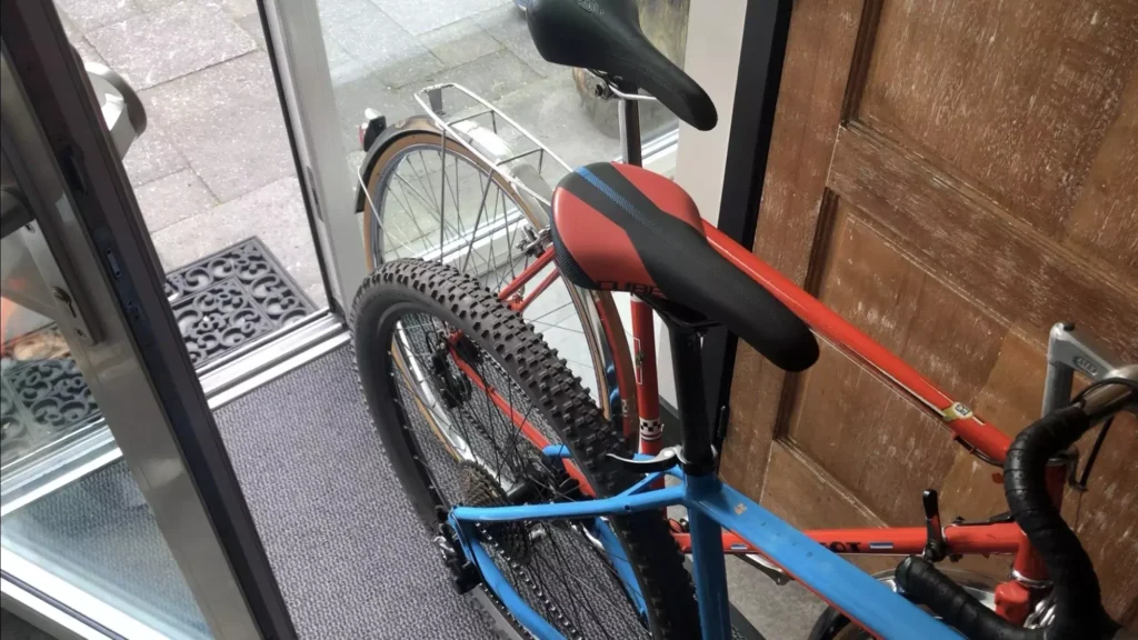 Verloren ruimte door fietsen in een gang