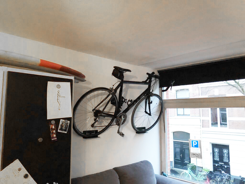 Hoe kun je een fiets opbergen in een kleine ruimte?