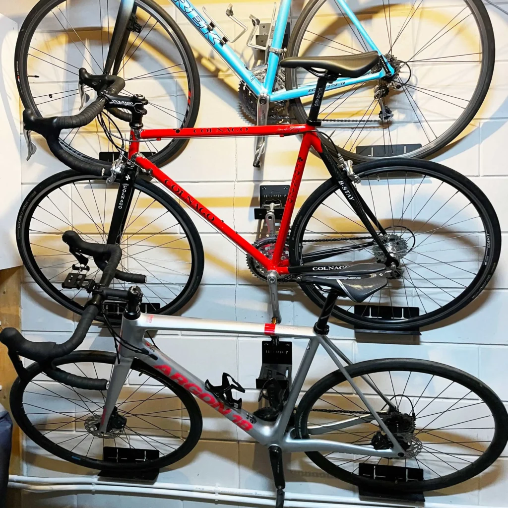 Drie fietsen boven elkaar met de Flowter Pedaaalhanger