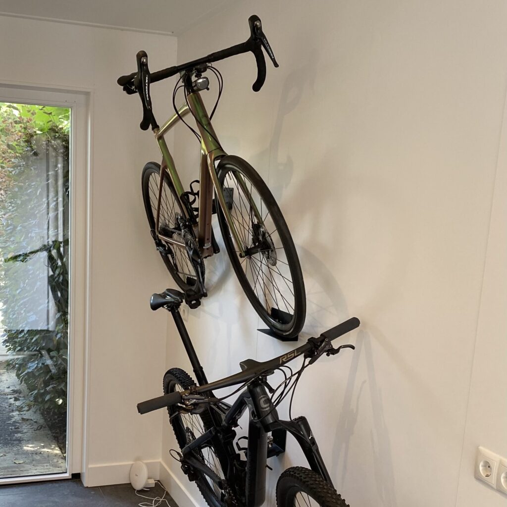 Twee fietsen boven elkaar opgehangen met de Flowter Pedaalhanger